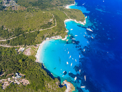 Antipaxos 岛，希腊，沙滩，随着人们游泳和