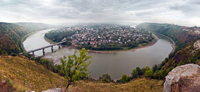 德涅斯特河的全景插画