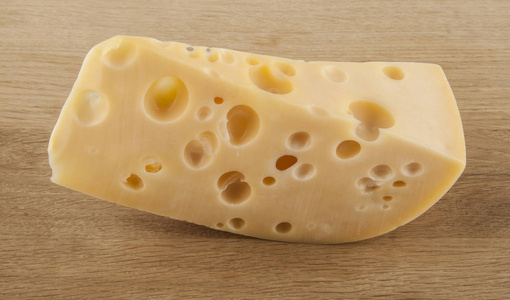 在一个木制的背景上的奶酪