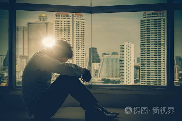 失落的人坐在窗口旁边