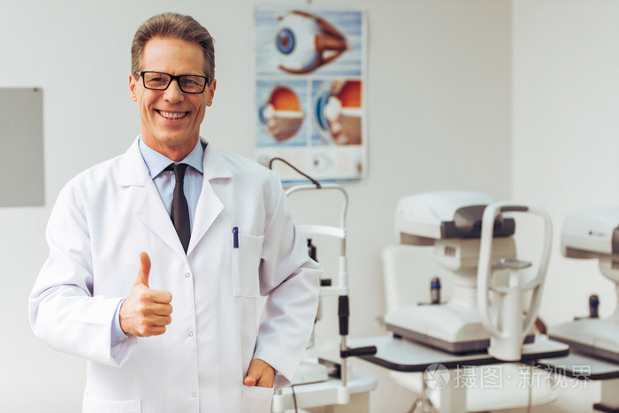 在眼科医生