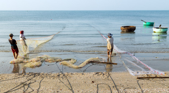 渔民在渔网拉鱼