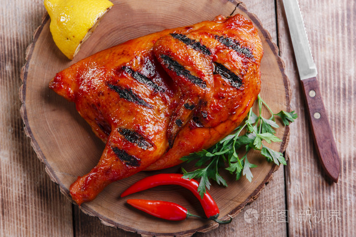 在一个木制的表面烤半鸡烧烤