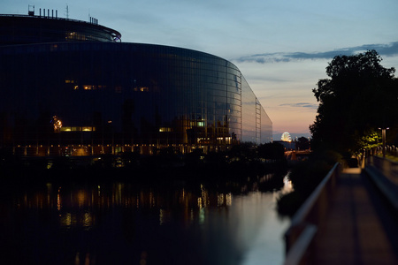欧洲议会大楼反射在生病河