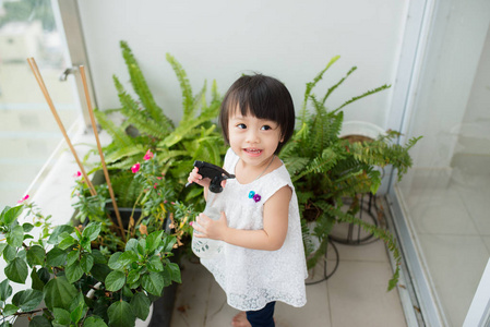 小女孩浇水花