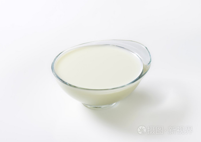 碗里的新鲜的牛奶