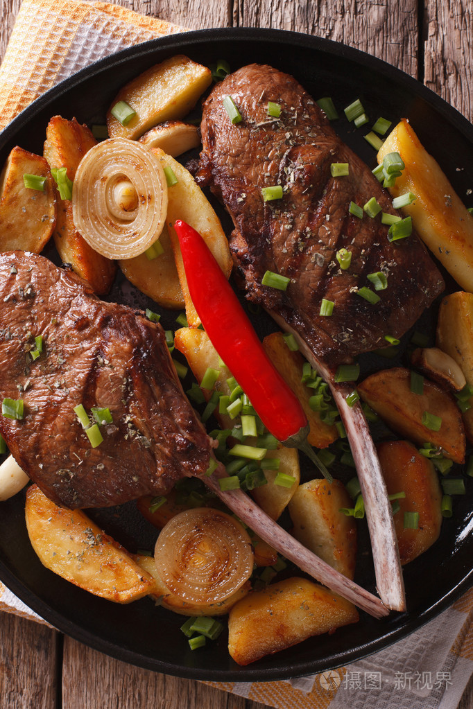 烤的牛肉牛排和炸的土豆紧靠板垂直