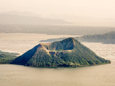 塔尔火山是在菲律宾