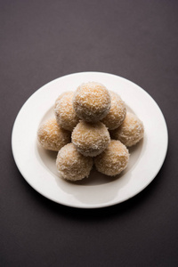 自制的椰子拉杜  甜 Laddu 用椰子和牛奶，选择性焦点