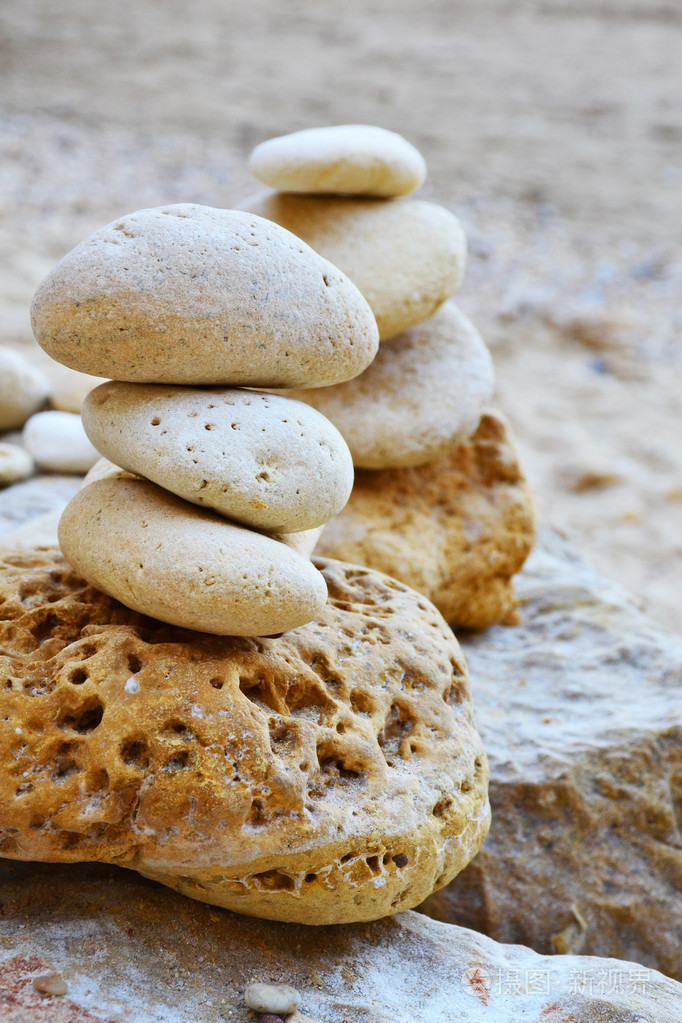 禅宗石头堆积在海滩上