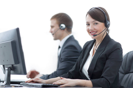 女客户服务代理与耳机在呼叫中心工作