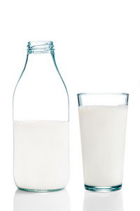 牛奶瓶和填充的玻璃图片
