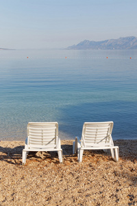两张空的沙滩躺椅