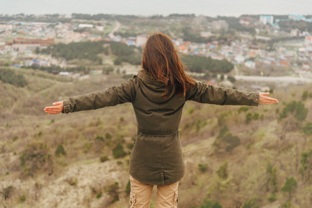 徒步旅行者站在一起的女人举起手臂