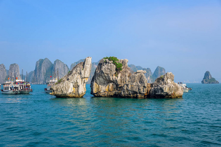 美丽的景色的下龙湾，在东北的越南广宁省，一个非常受欢迎的旅游目的地