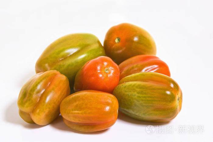 长方形的白色背景上的西红柿