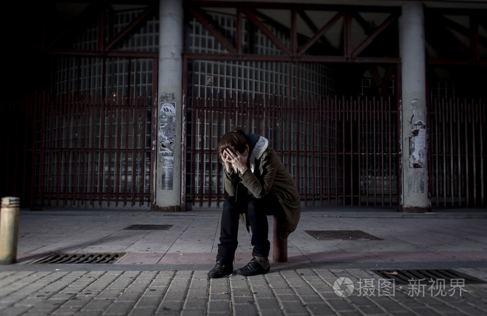 女人独自在街头痛苦抑郁看起来沮丧绝望和无助
