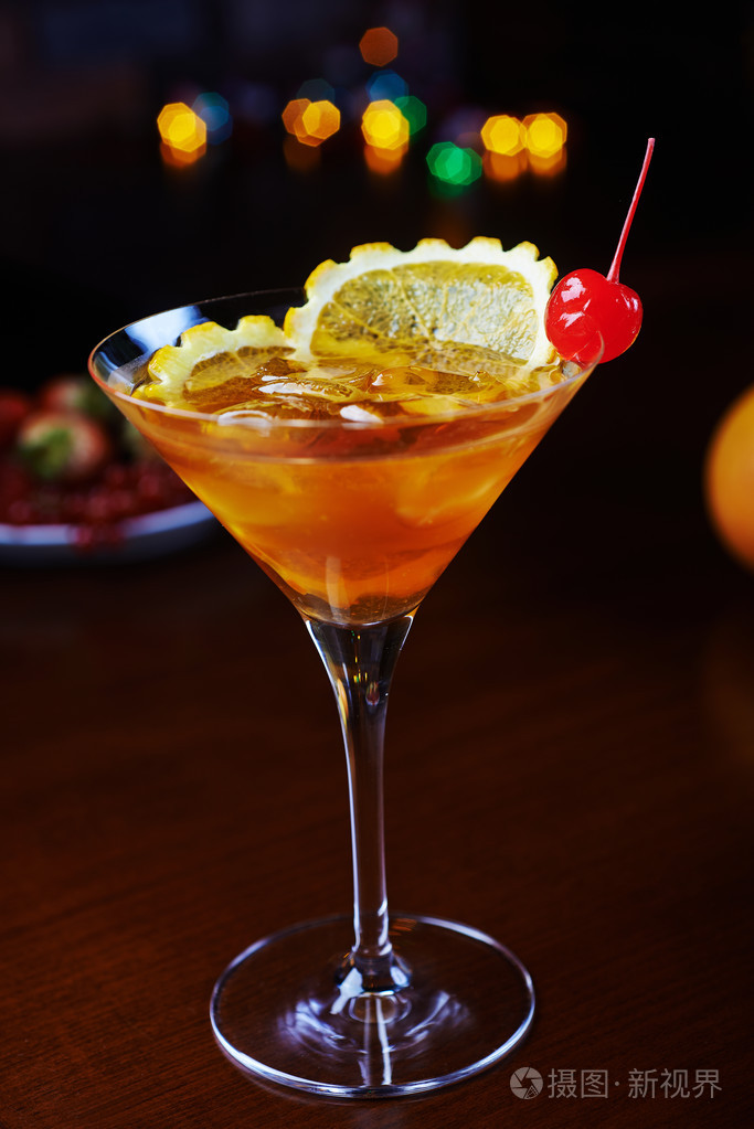 美味的酒精马提尼鸡尾酒或柠檬水