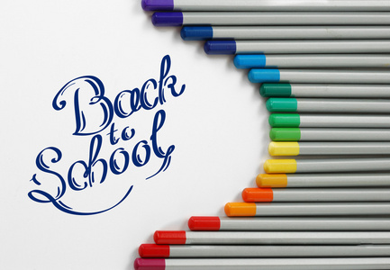 与上一个白色的背景和手绘回学校称号多色石板铅笔削好的单色水彩铅笔