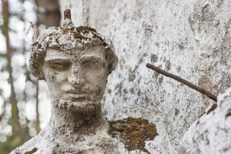古雕像的躯干.丢失的雕塑.在正稿上风化的影响照片