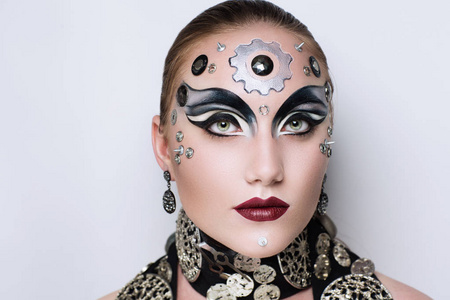 蒸汽朋克女子美丽的年轻女子,穿着白色背景上翻录尖刺的发型连衣裙