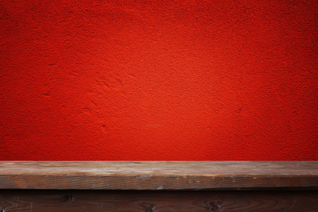 空的木桌，红色的墙上