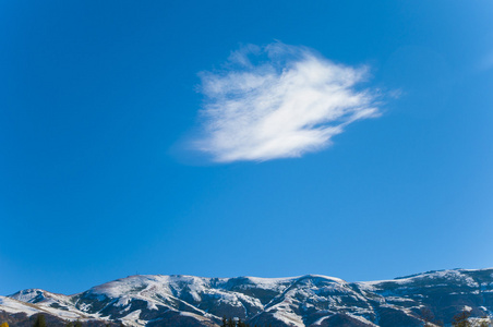 森林蓝色 Cloudscape 巴库里阿尼，格鲁吉亚的巴库里阿尼山和绿色