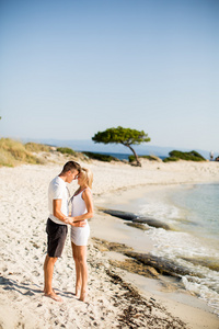 在海滩上的年轻夫妇