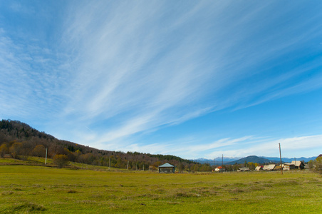 绿色草地和蓝色光泽 Cloudscape 和旧村屋的巴库里阿尼