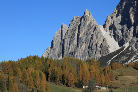 科尔蒂纳迪 Ampezzo 在秋天在山景观