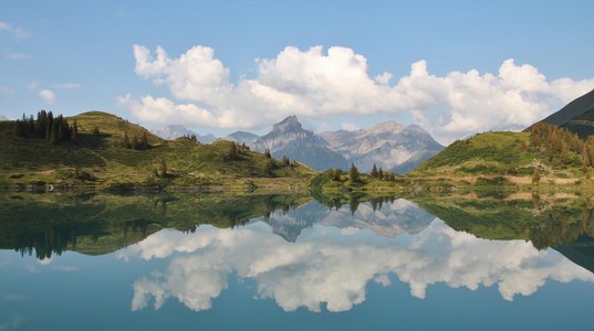 瑞士阿尔卑斯山特鲁比湖的夏季景色