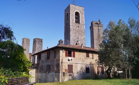 意大利托斯卡纳圣吉米纳诺历史村庄的塔