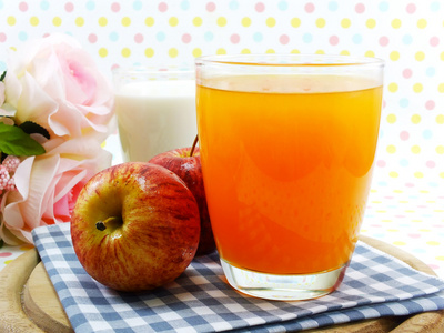 早晨早餐红苹果选择焦点与橙汁和牛奶照片