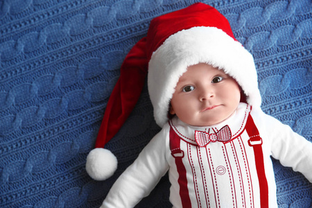 可爱的小婴孩在圣诞老人帽子在针织面料