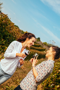 两个年轻女人喝红酒图片