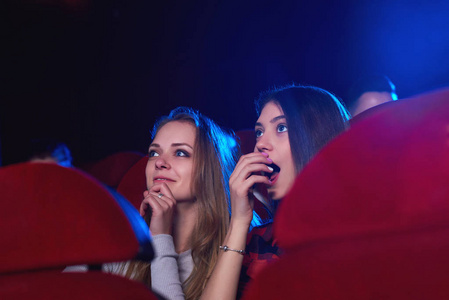 一群人享受在电影院放映的电影照片