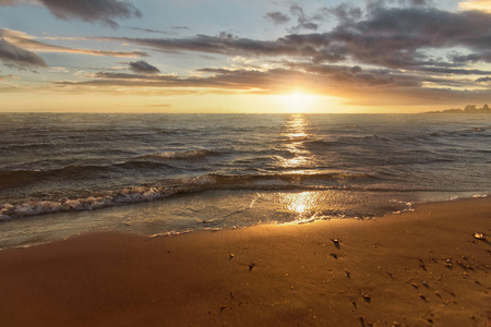 美丽的夏天金色夕阳海上