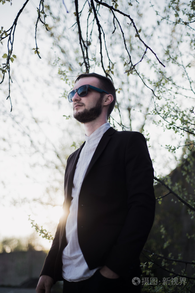 漂亮的黑发男人上一次日落的肖像