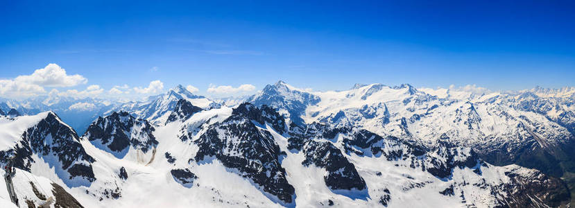 请你从雪山山脉山脉的全景