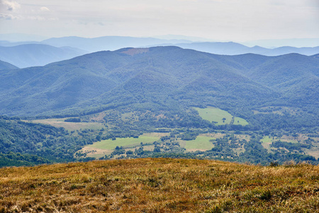 在早期的秋天，Bieszczady 国家公园 Bieszczady 山的美景尽收眼底 波兰语 Bieszczadzki 公园