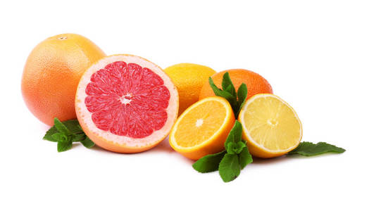 各种彩色柑橘类水果，孤立在白色背景上。明亮的柑橘类水果一半，整体构图与柠檬 葡萄柚 橘子。维生素 C