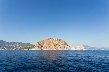 与 Alanyas 城堡岩海景