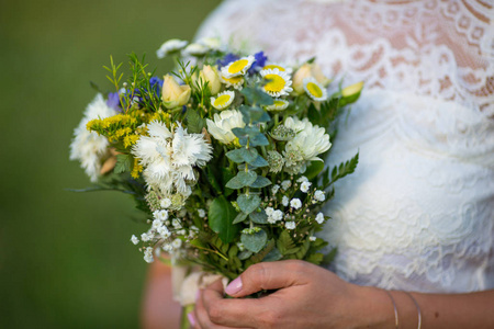 可爱的新娘手捧简单绿色鲜花图片