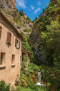 房子附近的小溪和虚张声势与教会在迷人的村庄的穆思捷圣玛丽悬崖顶视图