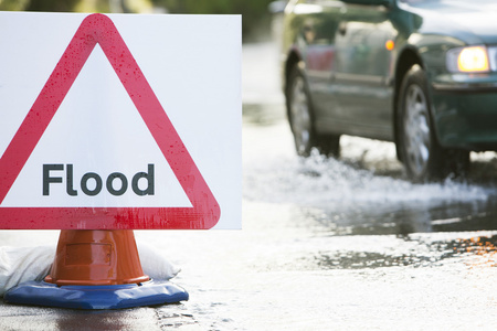 警告被水淹没的道路上的交通标志