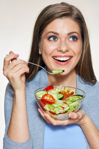 年轻女人吃素食沙拉