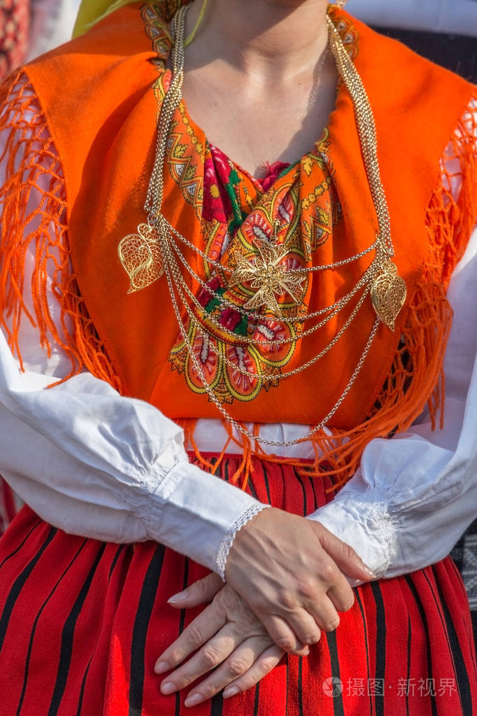 女人的葡萄牙民间服装的细节