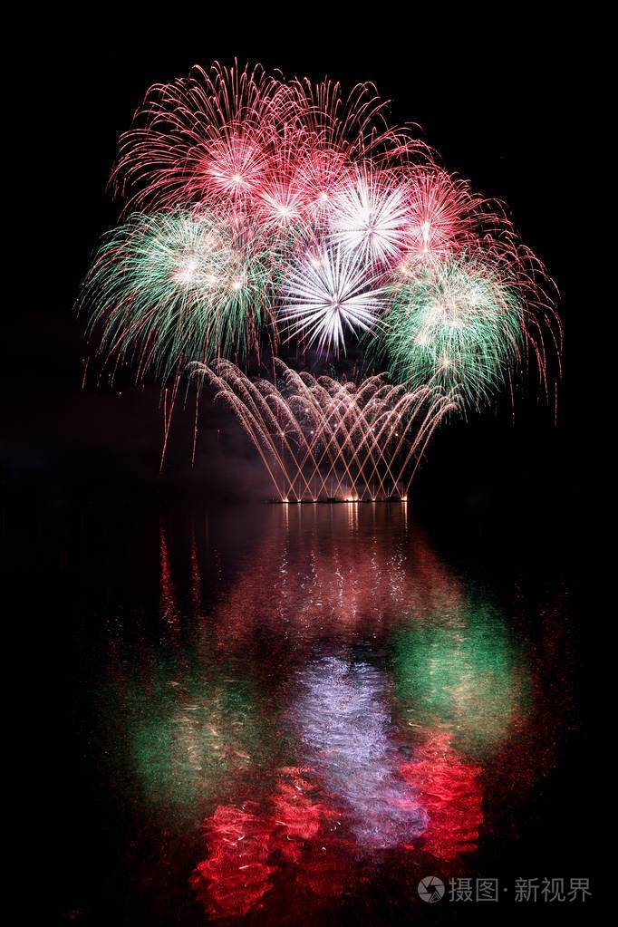 美丽的五彩烟花水面与干净的黑色的背景上.