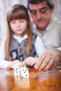 爷爷和孙女玩多米诺骨牌