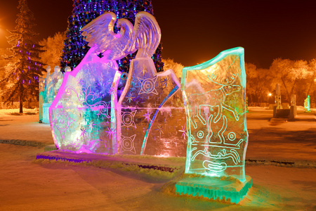 古代神兽圣诞节和新年的城市公园冰雕洞穴壁画的鹿, 神兽, 太阳能标志